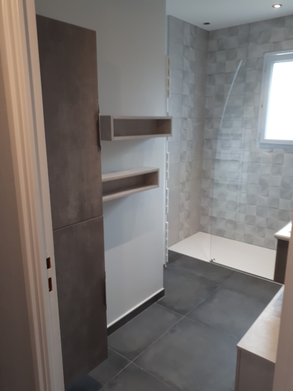 salle de bain moderne taupe et gris